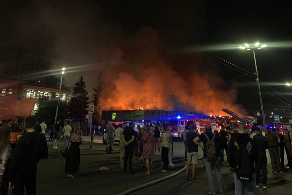 Пожар на наставников 25. Мытищи пожар 22.08.22. В Мытищах сгорел ТЦ Юнион. Пожар в ТЦ Мытищи. Горит торговый центр.