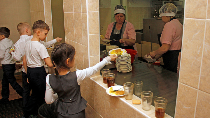 «Котлета до детей не доходит»: кто кормит учеников школ в Иркутске?