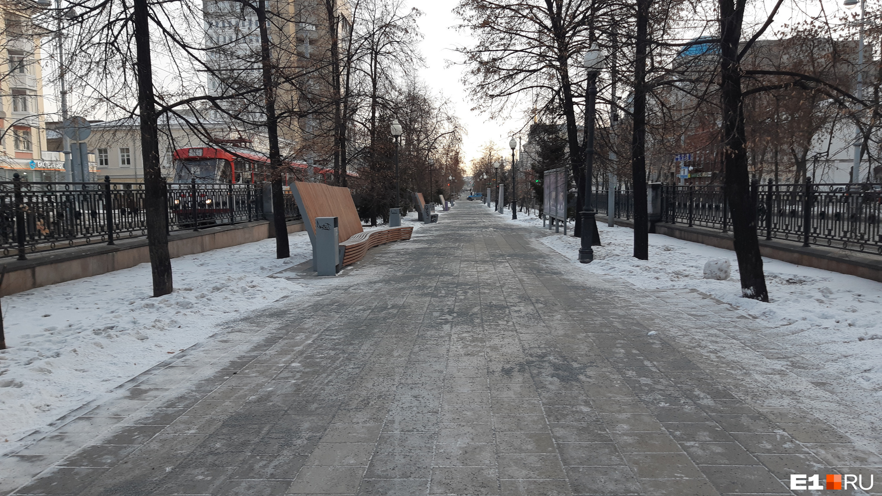 Теперь на коньках здесь не покатаешься, зато пройти можно не боясь упасть Теперь на коньках здесь не покатаешься, зато пройти можно не боясь упасть