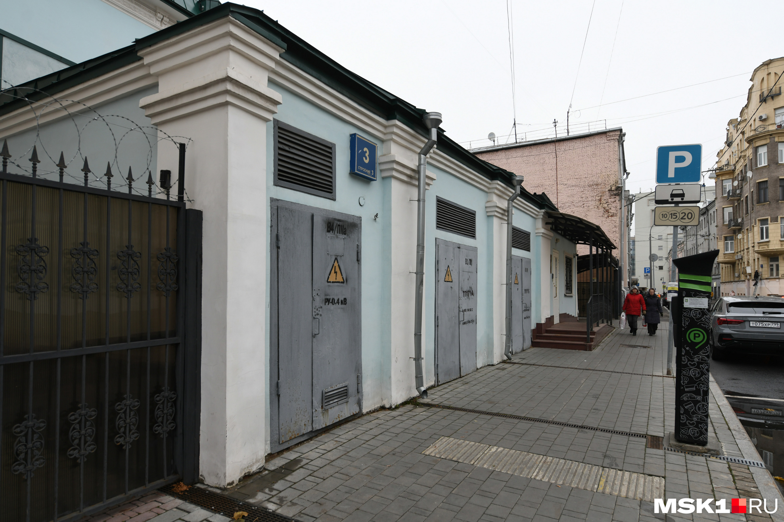 К зданию посольства Казахстана примыкает небольшая подстанция