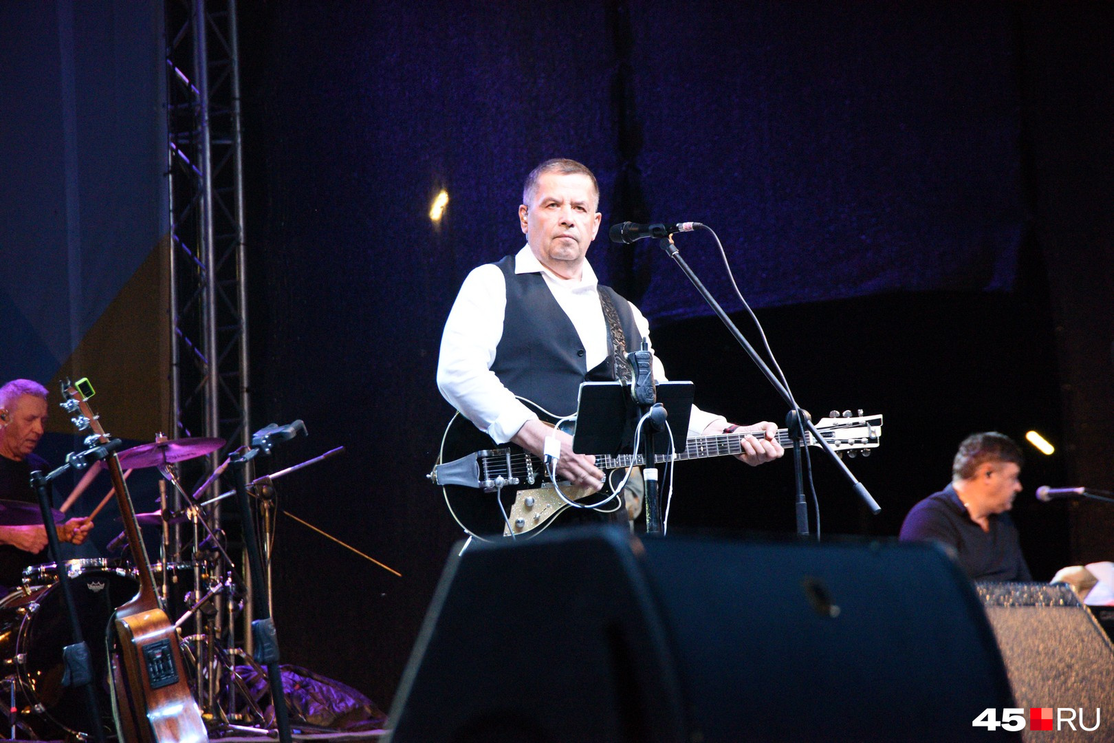 Николай Расторгуев не давал комментариев до концерта, а сразу приехал к сцене. Прошлое его выступление в Кургане было в 2019 году