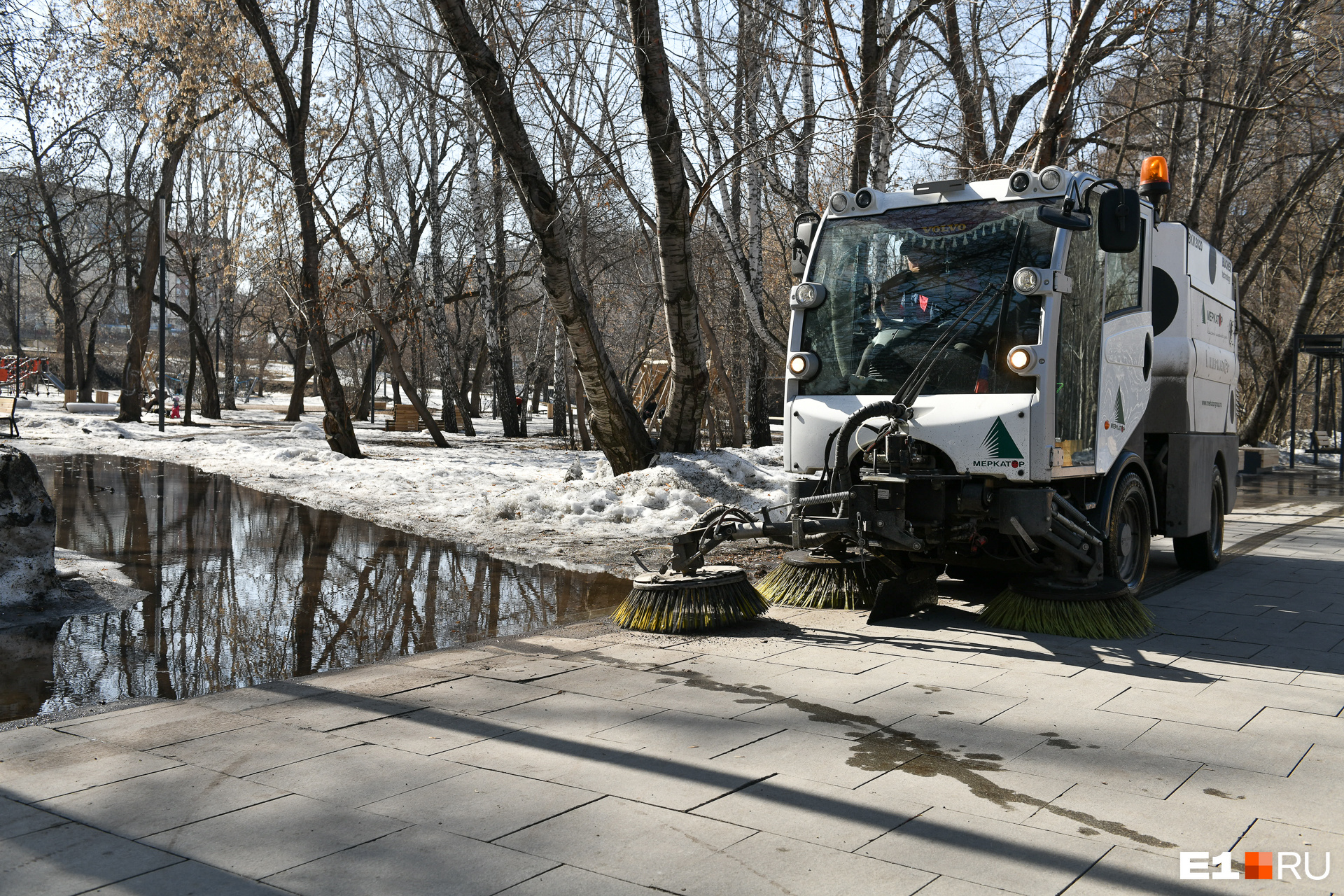 Вода с грязью свободно попадает на тротуары, и это проблема Вода с грязью свободно попадает на тротуары, и это проблема