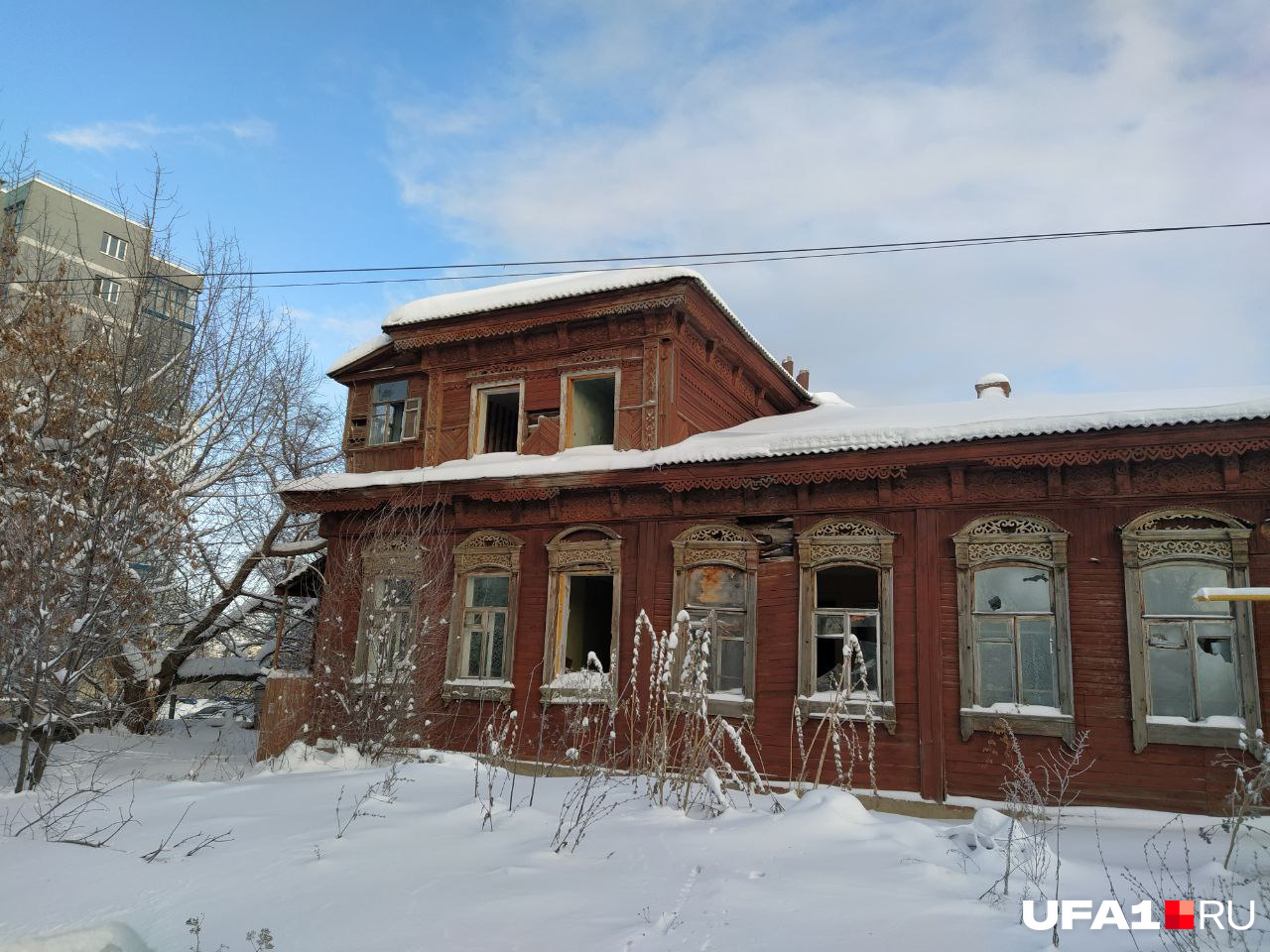 Расселенный дом неподалеку от сгоревшего: местные думают, что и его ждет похожая судьба