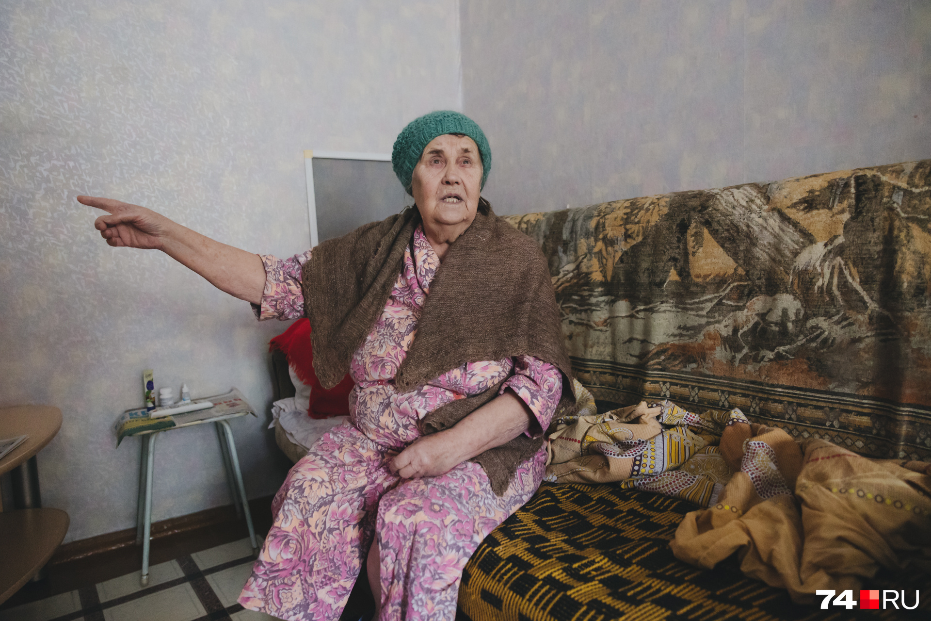 Одеяла, вязаный берет и шаль — вот оружие пенсионерки против холода в квартире... Одеяла, вязаный берет и шаль — вот оружие пенсионерки против холода в квартире...