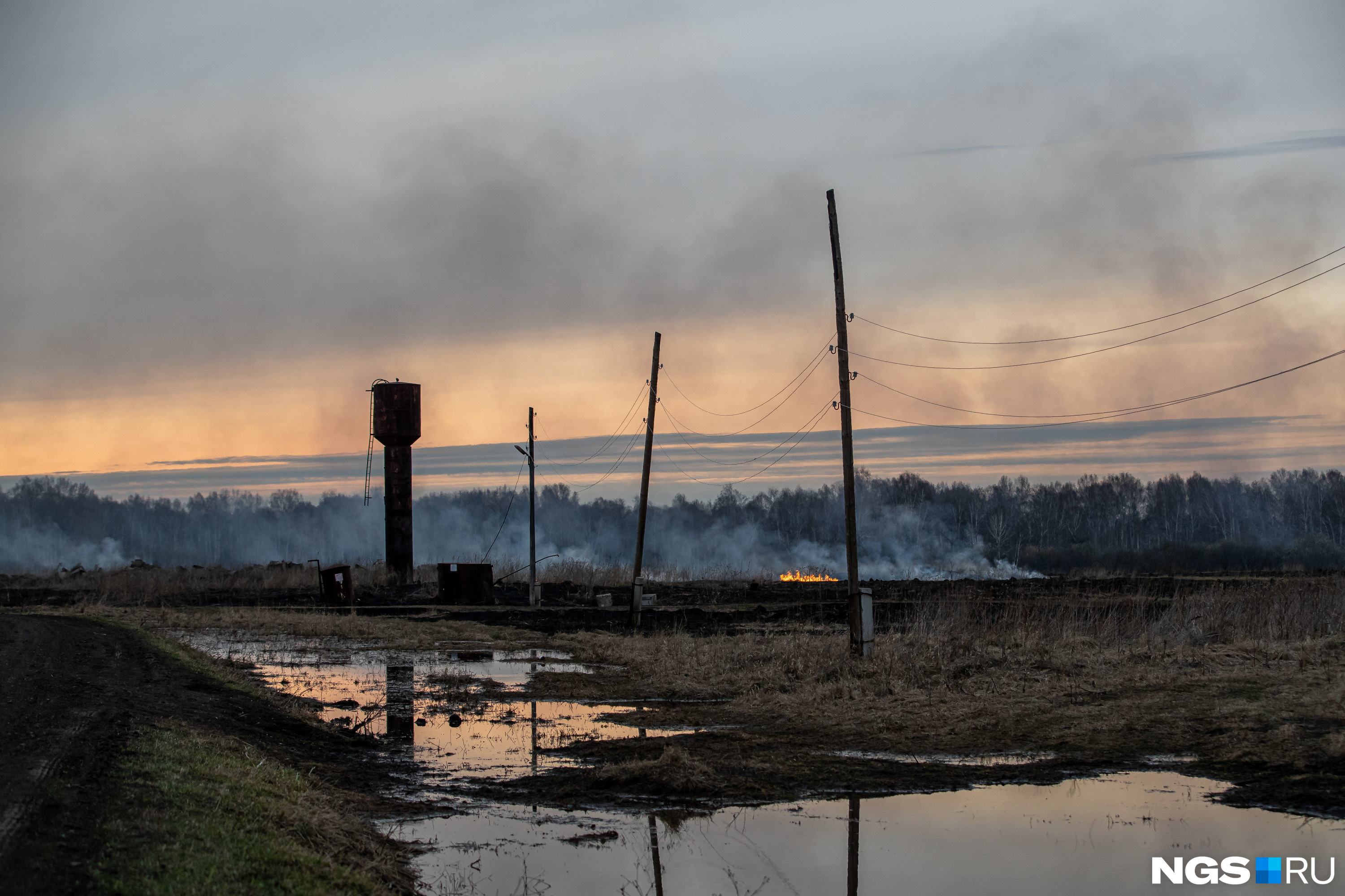 По сообщению ГУ МЧС России по НСО, во время особого противопожарного режима запрещено разводить огонь на сельскохозяйственных землях, землях запаса и в населенных пунктах