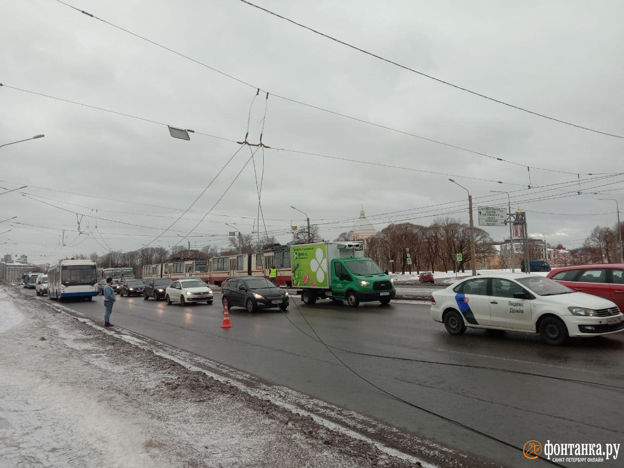 Провода упали под колёса машин на Синопской, их мог оборвать погрузчик.  Электротранспорт встал - 12 февраля 2022 - ФОНТАНКА.ру