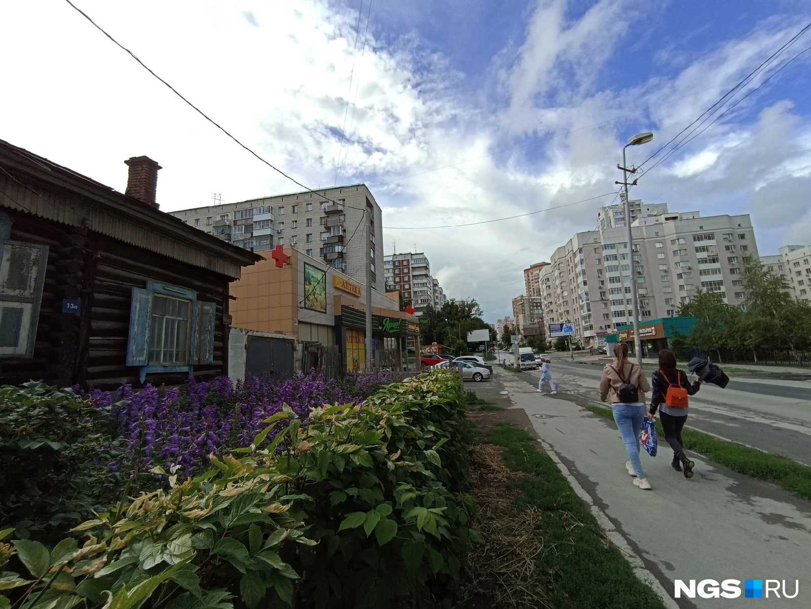 На улице есть участок, где можно увидеть несколько домов типовой застройки — многоэтажки на Депутатской На улице есть участок, где можно увидеть несколько домов типовой застройки — многоэтажки на Депутатской