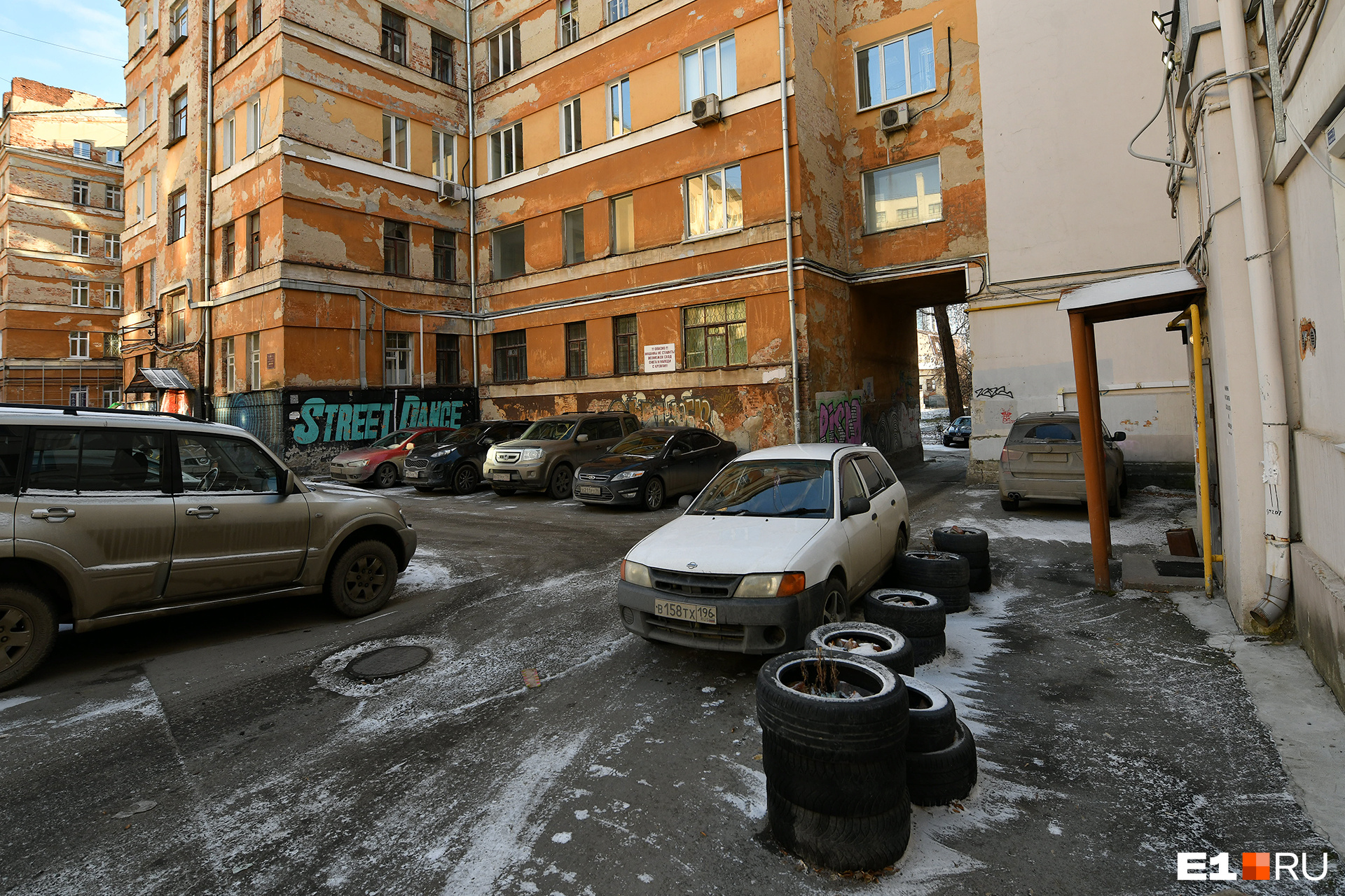 Двор за зданием Арбитражного суда Уральского округа Двор за зданием Арбитражного суда Уральского округа