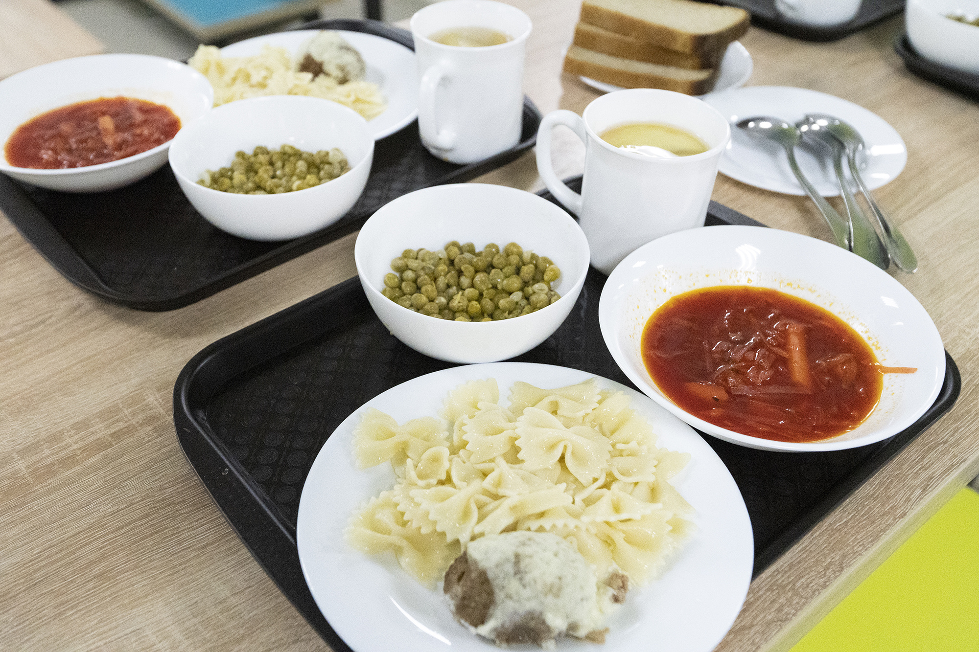 Обед состоит из трех блюд. Комплексный обед. Паста про борщ. Школьная столовая Волгоград. Typical lunch.