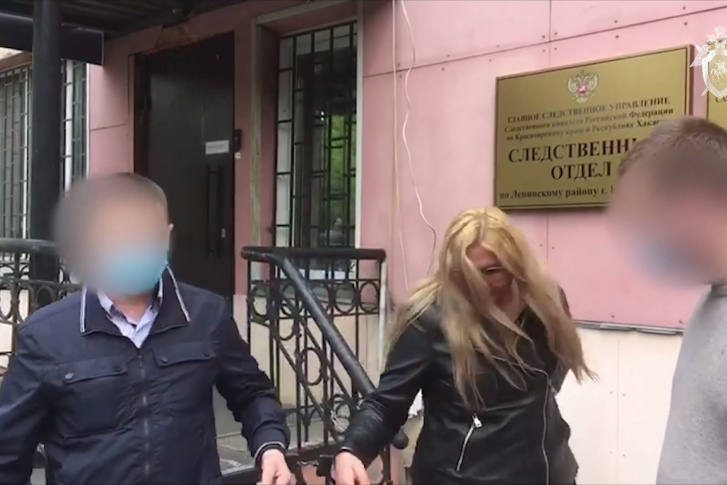 Подозреваемая угрожала директору УК тем, что не включит несколько новостроек, расположенных на улицах Можайского и Курчатова, в его управление Подозреваемая угрожала директору УК тем, что не включит несколько новостроек, расположенных на улицах Можайского и Курчатова, в его управление