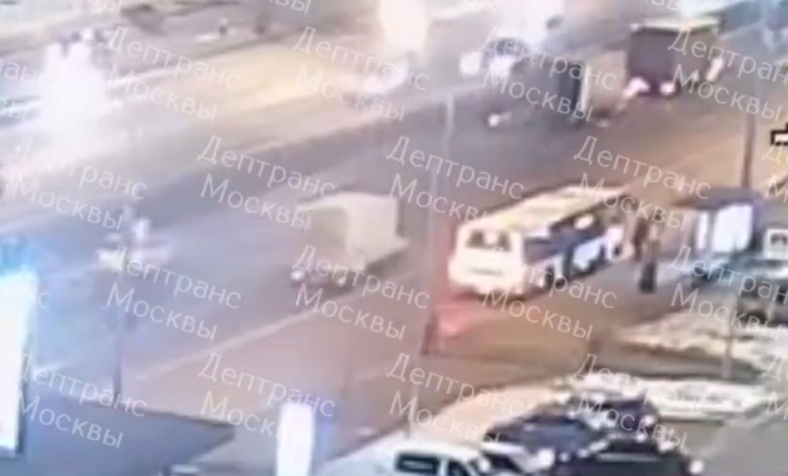 «Газель» собиралась буксировать коллегу в Москве, и в них въехал таксист. Человек погиб между двумя машинами