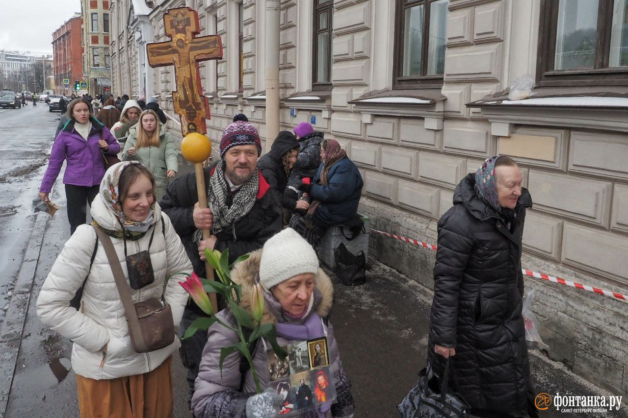 В Петербурге в день памяти святой блаженной Ксении Петербургской на  Смоленском кладбище выстроилась очередь у часовни - 6 февраля 2023 -  ФОНТАНКА.ру