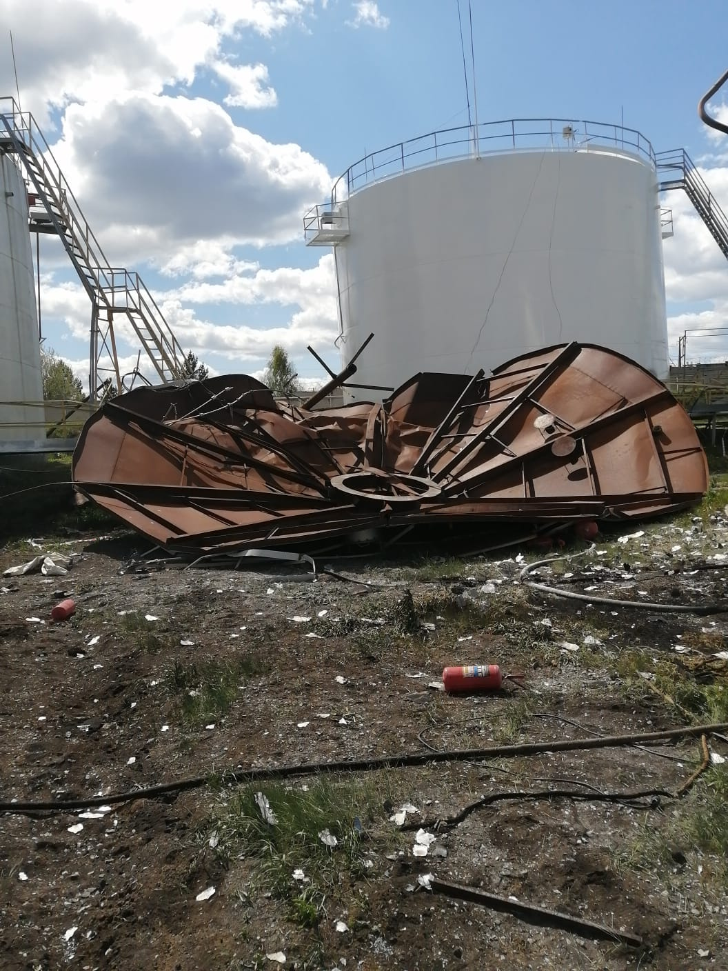 Нефтебаза белорецк. Нефтебаза в башкирии. Разрушение резервуара в башкирии - 2019. Нефтебаза в башкирии. В башкирии взорвался резервуар на нефтебазе.