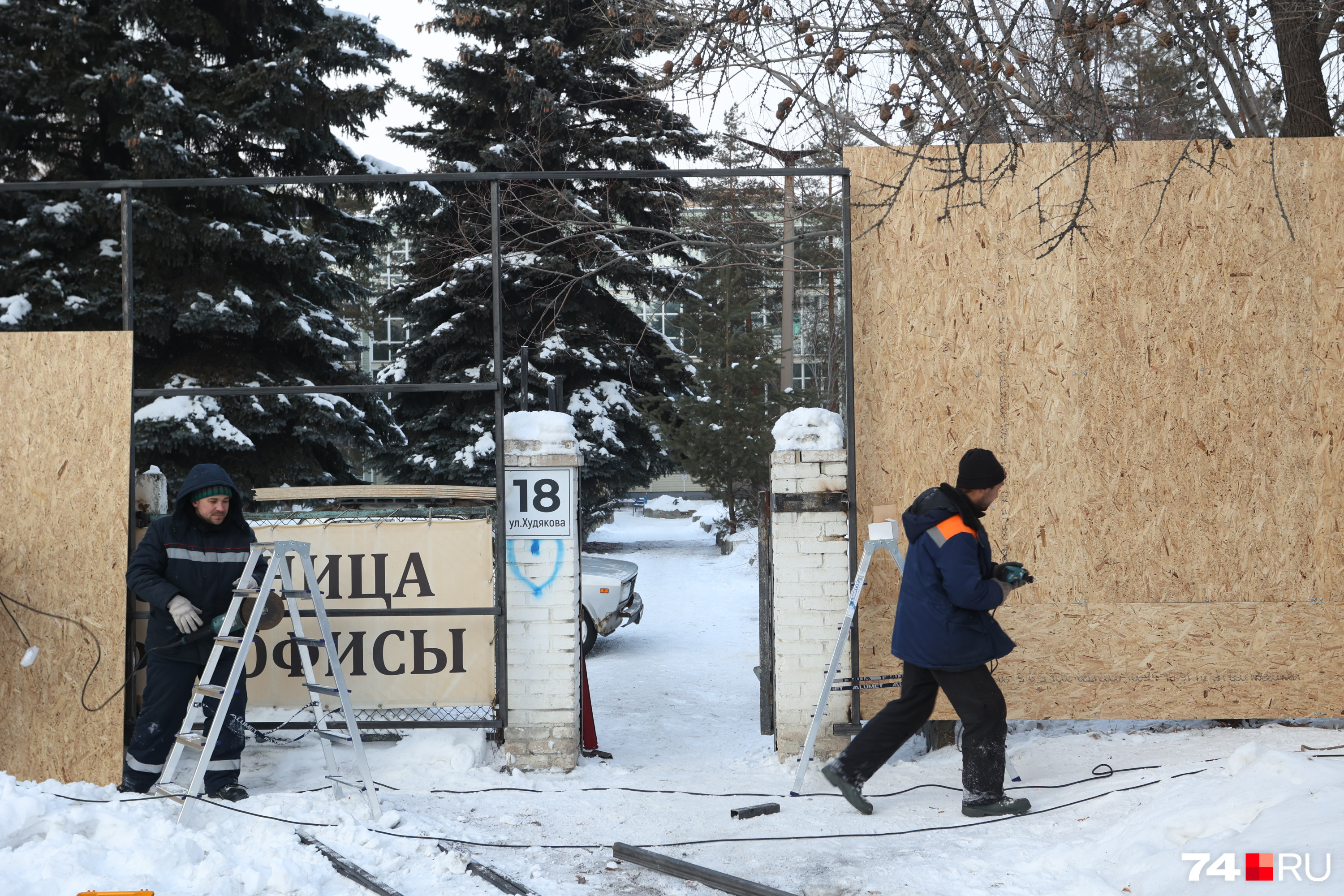 Рабочие трудятся здесь уже несколько дней Рабочие трудятся здесь уже несколько дней