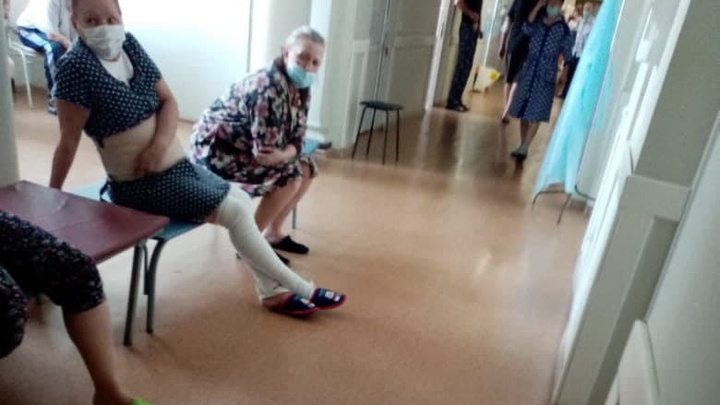 «Травят тараканов»: в Челябинске пациенты хирургического отделения пожаловались, что их выгоняют из палат