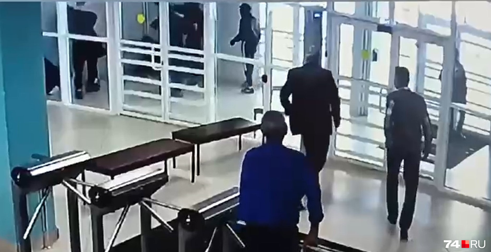 О том, что происходит на входе, охранник сообщил руководству школы О том, что происходит на входе, охранник сообщил руководству школы
