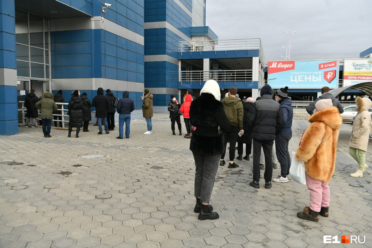 Очередь на вакцинацию в ТРК «Парк Хаус» Очередь на вакцинацию в ТРК «Парк Хаус»