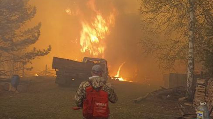 Три поселка в Приангарье спасли от лесных пожаров в ночь на 16 мая