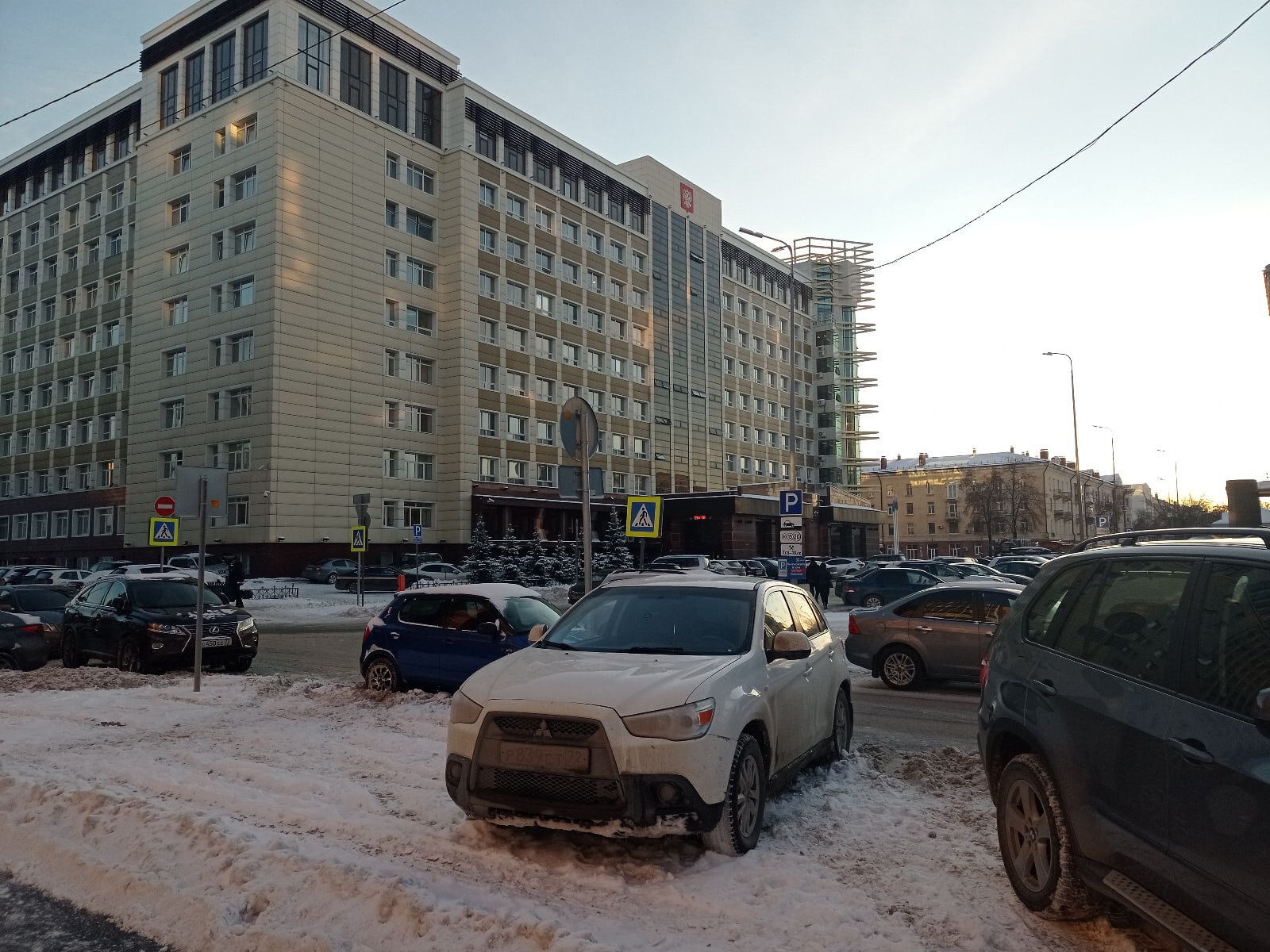 Автомобили оставляют на тротуаре и кармане на выезде из подземного гаража Автомобили оставляют на тротуаре и кармане на выезде из подземного гаража