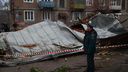 Крыша общежития от ветра рухнула во двор — 10 фото с места происшествия с площади Энергетиков