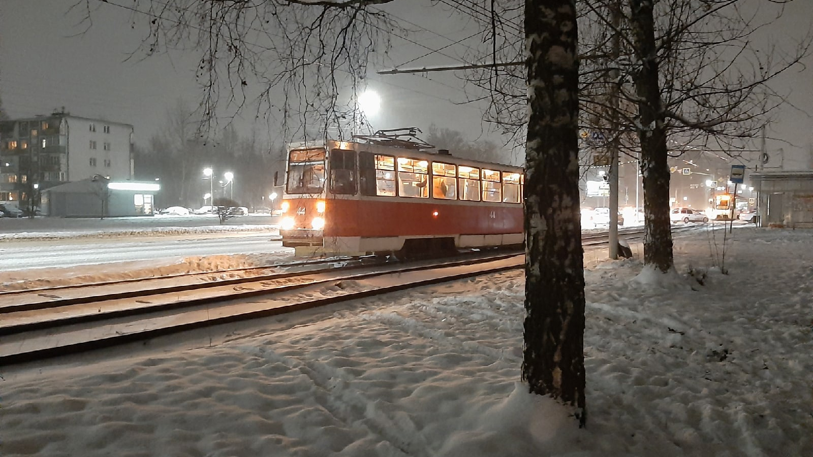 2 декабря вечером. Трамвай в Брагино Ярославль. Ярославль рельсы трамваев. Ярославль трамвай зима. Трамвайные пути в Ярославле.