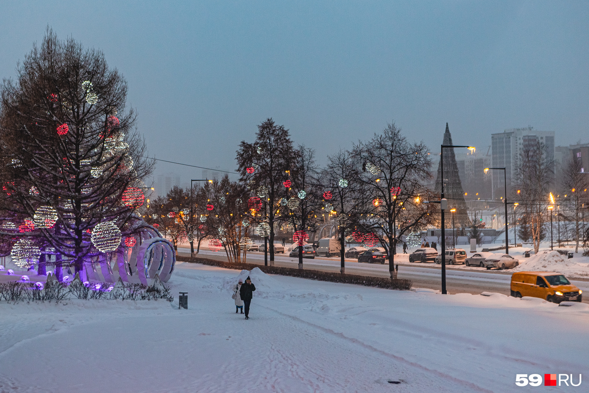 Новогодняя площадь пермь. Новогодний бренд пермского края. Елка в перми на эспланаде 2021. Пермь зимой. Ледовый городок пермь 2022 на эспланаде.