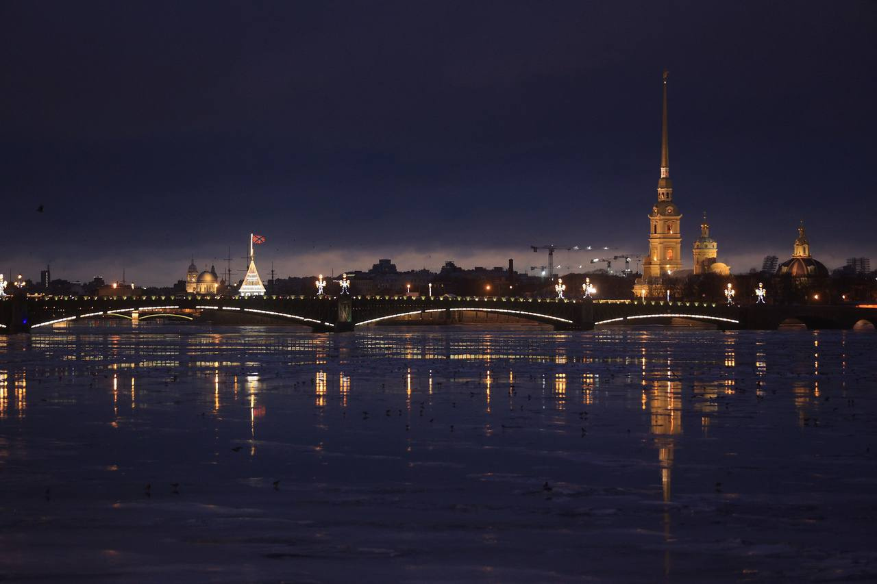 Нева в Петербурге сняла с себя ледяной панцирь. На её поверхности танцуют огни вечернего города