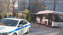 Автобус врезался в троллейбус на Красном проспекте — пассажирка повредила ногу