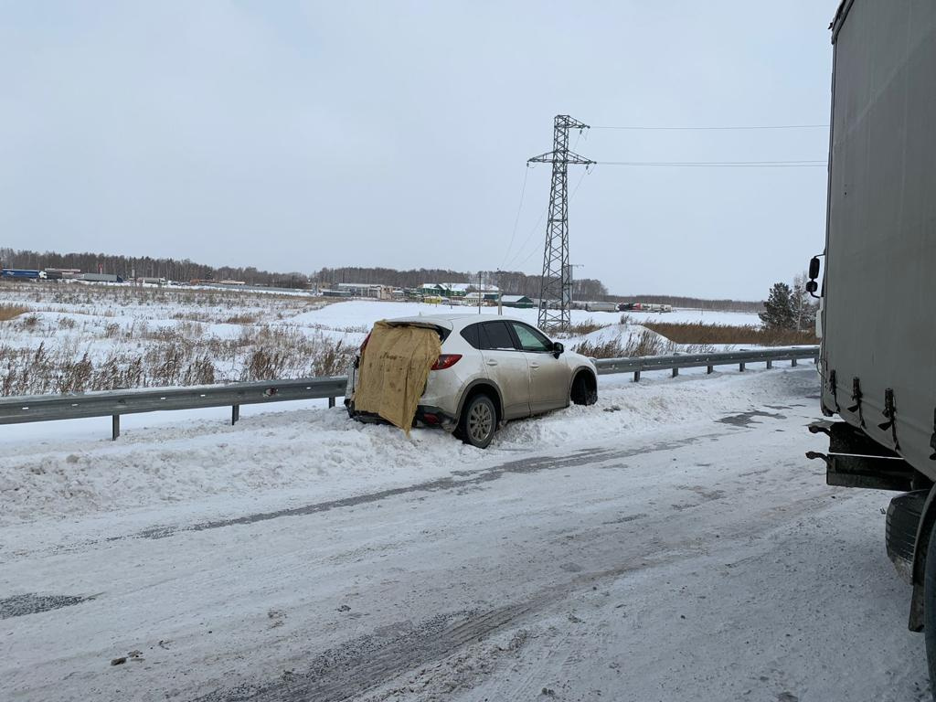 Легковушку от удара выбросило на обочину Легковушку от удара выбросило на обочину