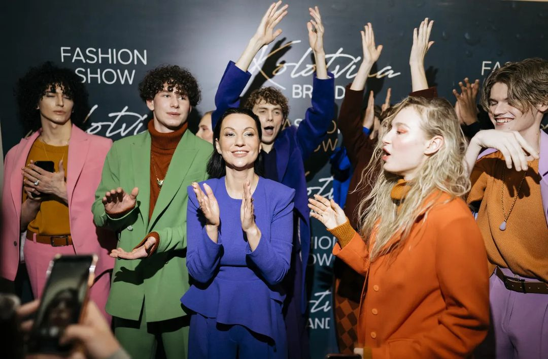 Елена с моделями на показе своего фешен-шоу