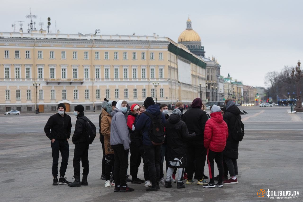 События спб ру. Люди на площади. Мероприятия СПБ. Сбор на Дворцовой площади. Питер своих не бросаем Дворцовая площадь.