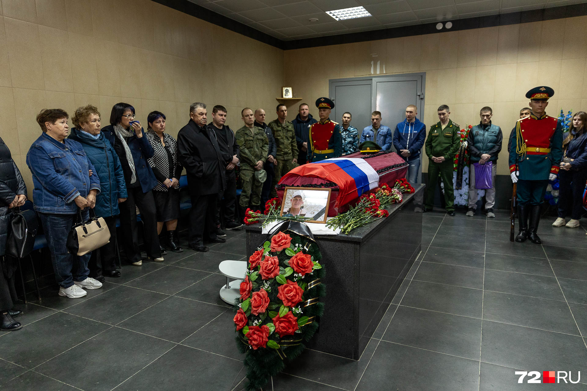 С Николаем пришли проститься десятки близких и сослуживцев С Николаем пришли проститься десятки близких и сослуживцев