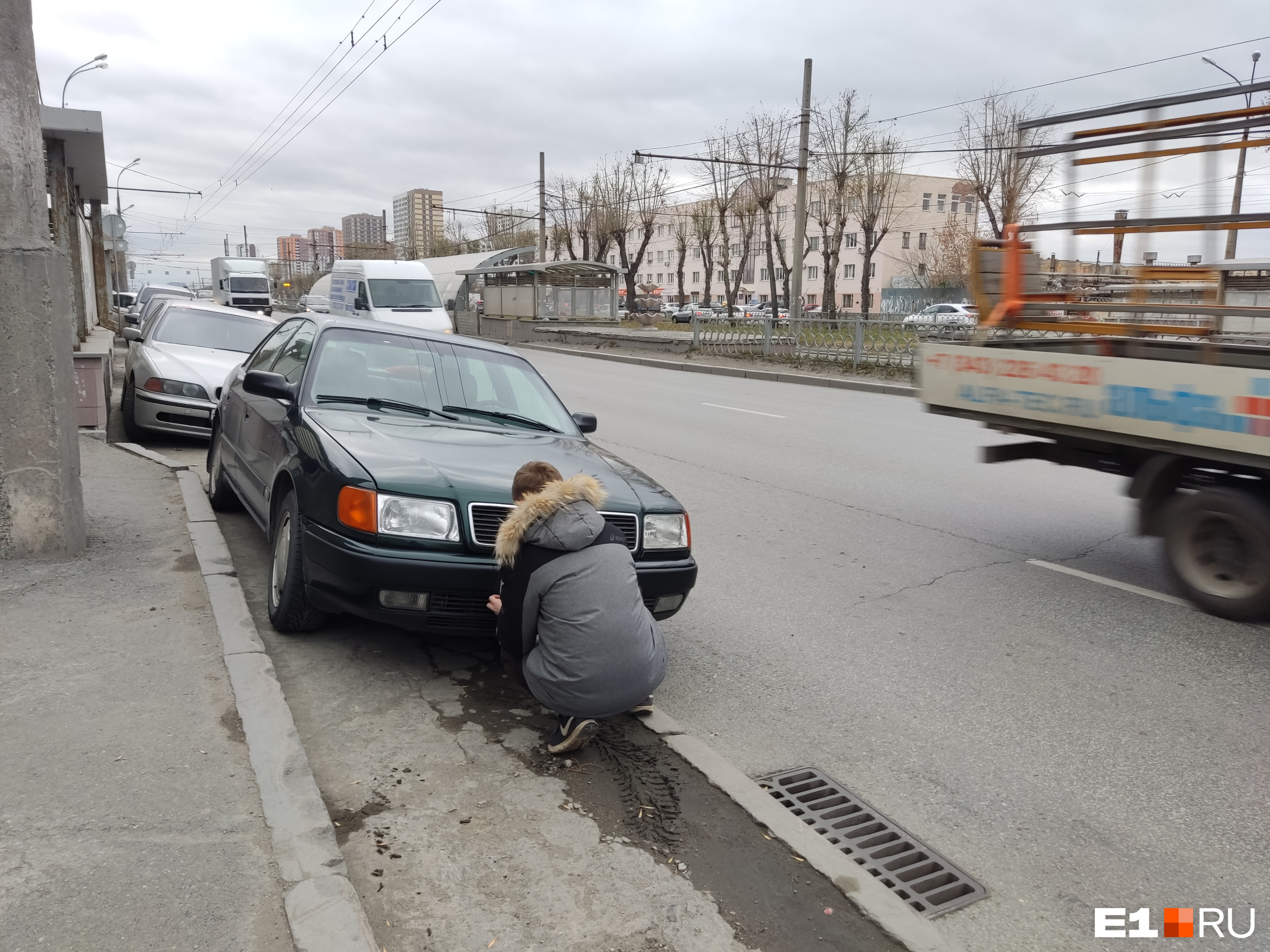 «Я паркуюсь как...» В Екатеринбурге автохамы закрывают номера и перегораживают проспект