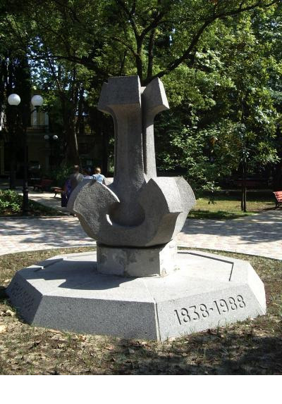 Памятный якорь на могиле Памятный якорь на могиле