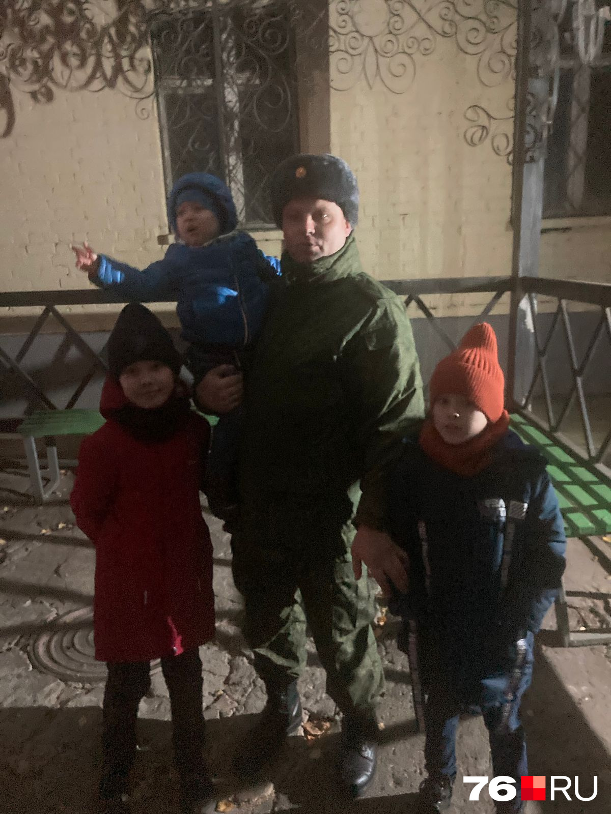 Юлия с сыновьями стараются каждый вечер приезжать к папе на КПП
