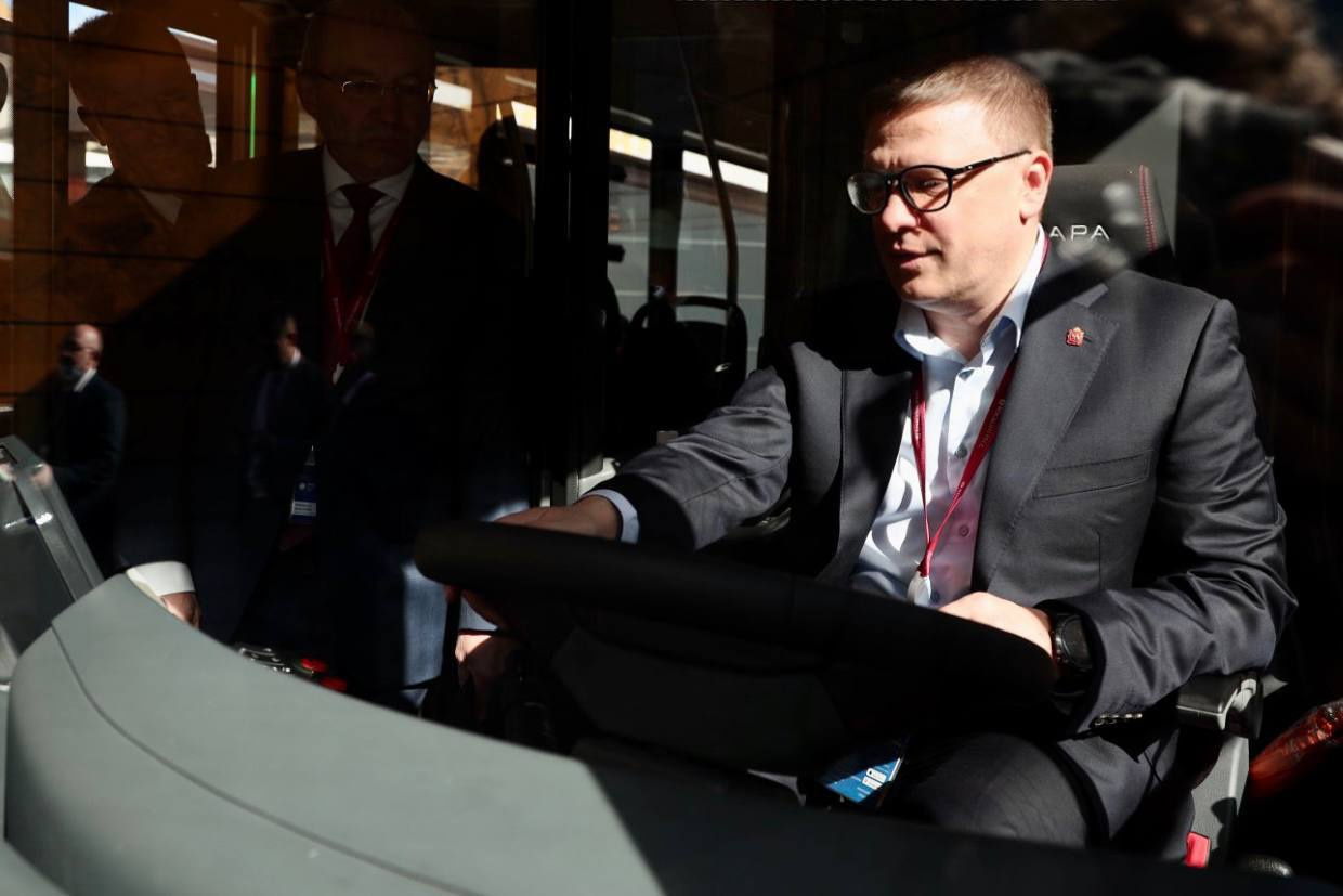 Алексей Текслер воспользовался возможностью сесть за руль троллейбуса