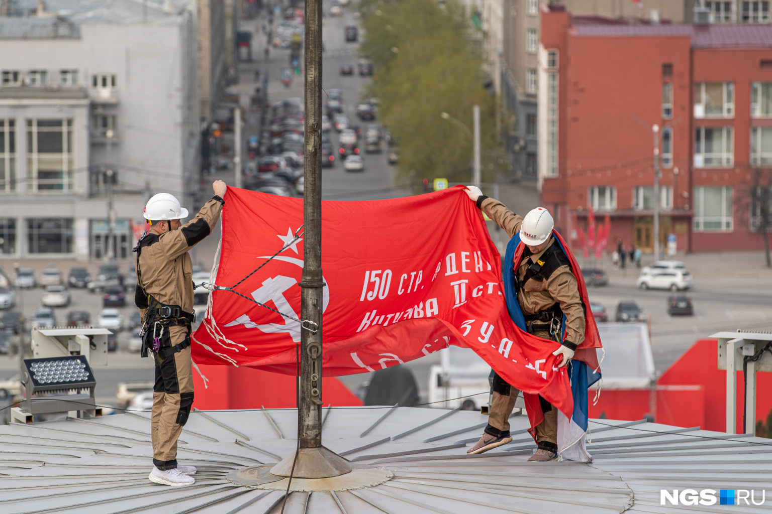 На красном полотнище знамени написано: «150 стр. ордена Кутузова II ст. идрицк. див. 79 C.К. 3 У. А. 1 Б. Ф.» (это же было написано на знамени, которое в 1945 году водрузили на здание рейхстага)
