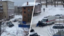 Шесть человек выталкивали скорую помощь из снега на проспекте Дзержинского — это сняли на видео