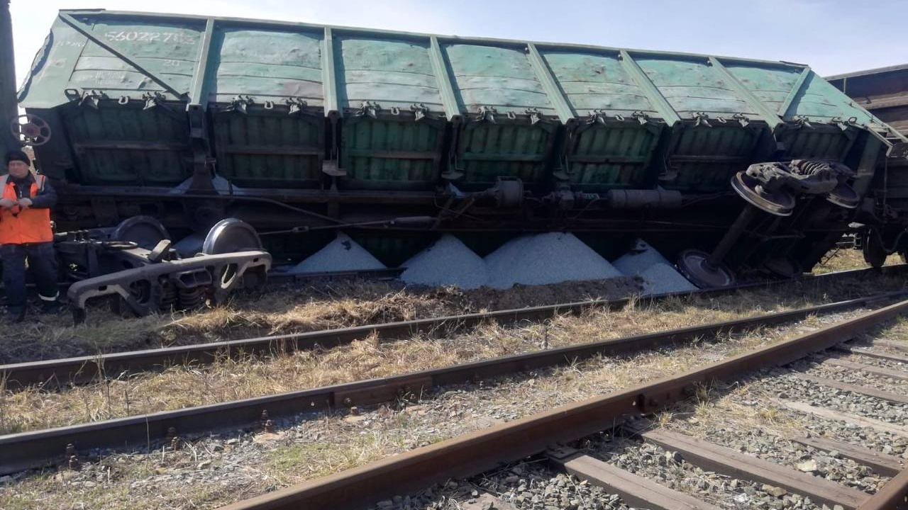 Волгоград сход вагонов. Шингак Куль сход вагонов. ДВЖД сход вагонов. Сход поезда.