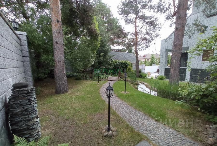 На участке располагаются ручей и пруд На участке располагаются ручей и пруд