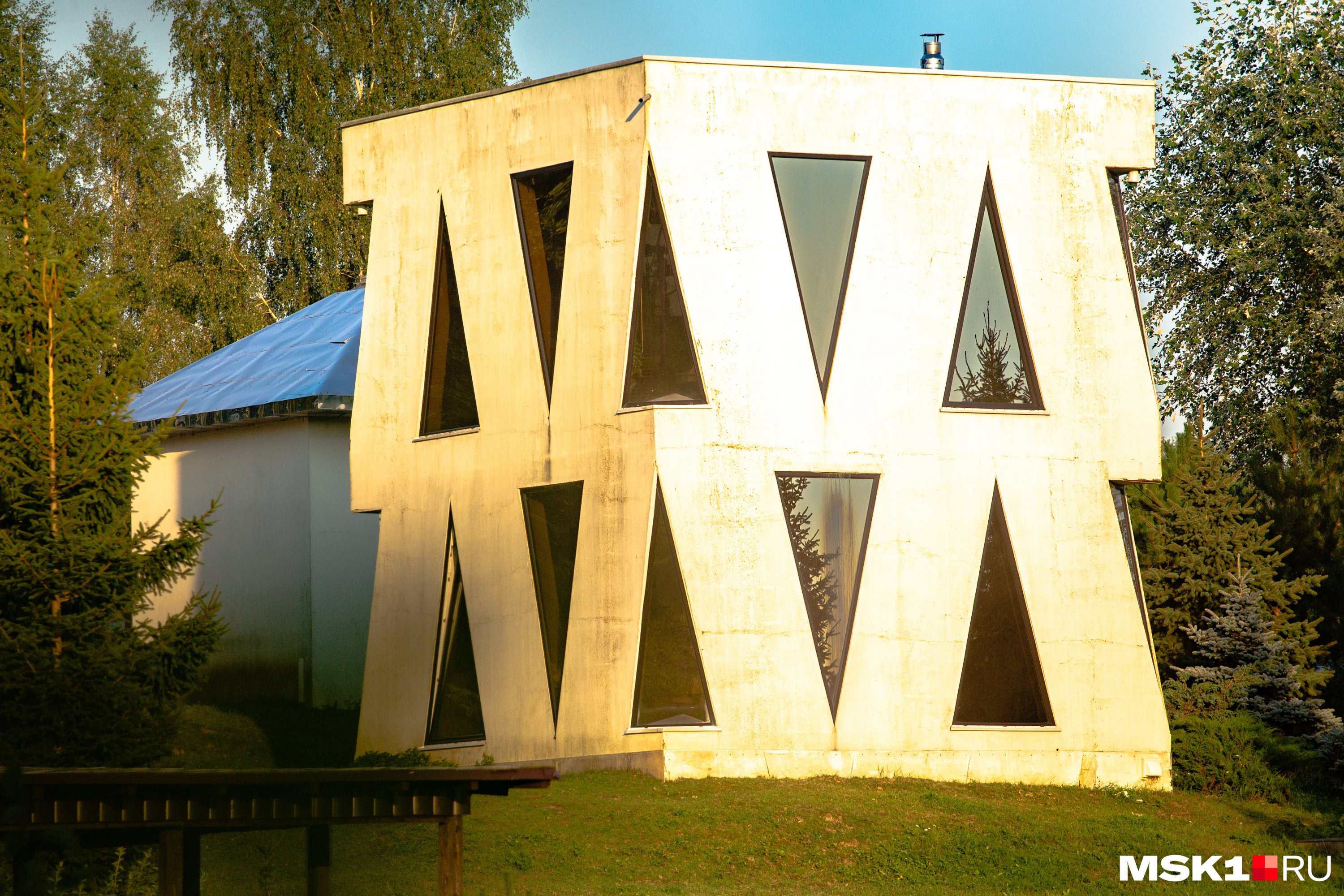 Дом выполнен в виде куба. Его спроектировал муж Чичериной Сухраб Раджабов