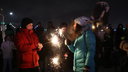 Как новосибирцы встречали Новый год в центре города последние пять лет — лучшие <nobr class="_">20 фото</nobr> НГС