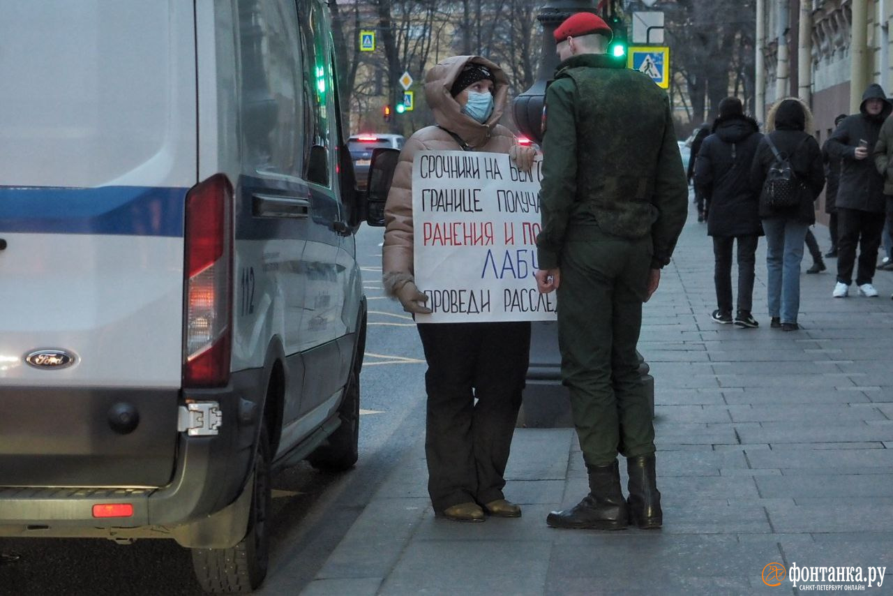 Десять разгневанных женщин пытаются взять приступом штаб и прокуратуру ЗВО  в Петербурге 15 ноября 2022 г. - 15 ноября 2022 - ФОНТАНКА.ру