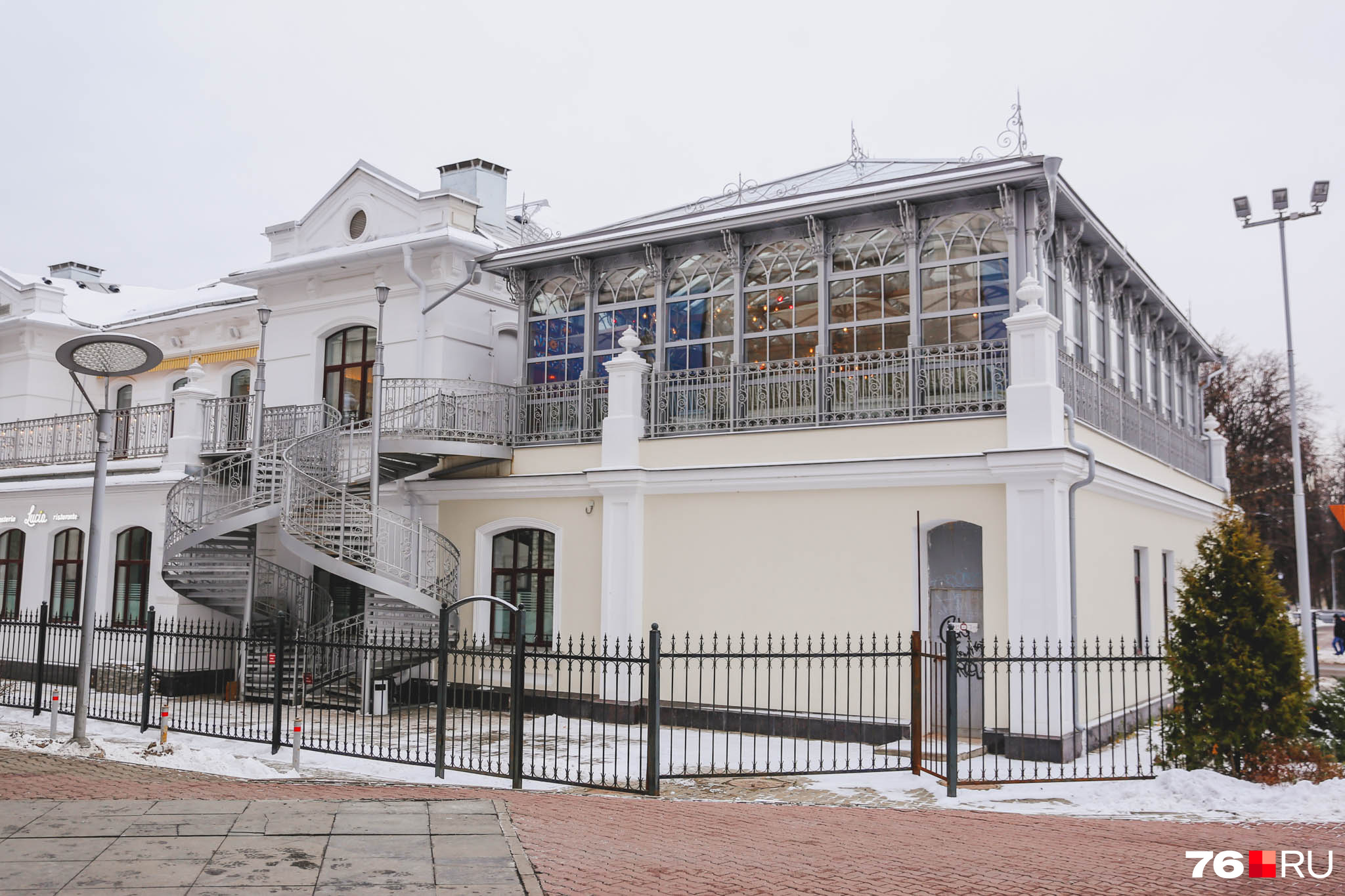 По поводу этой пристройки у ярославцев возник очень жаркий <a href="https://76.ru/text/gorod/2022/05/13/71327702/" class="_ io-leave-page" target="_blank">спор</a> По поводу этой пристройки у ярославцев возник очень жаркий <a href="https://76.ru/text/gorod/2022/05/13/71327702/" class="_ io-leave-page" target="_blank">спор</a>
