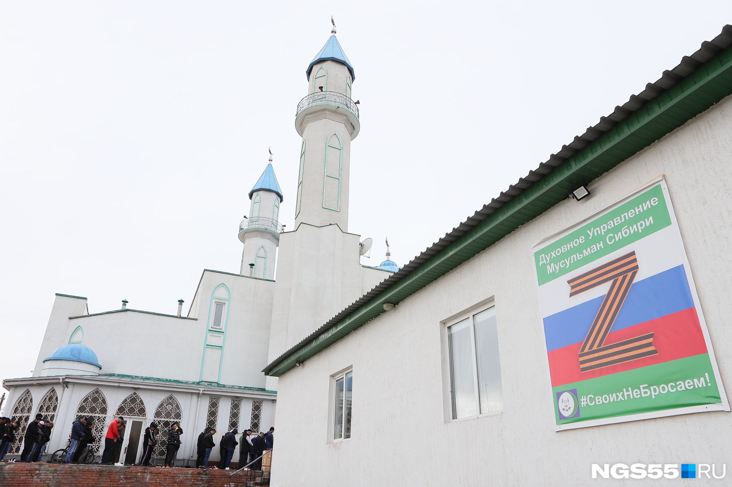 Кстати, на фасаде мечети недавно появился патриотический баннер