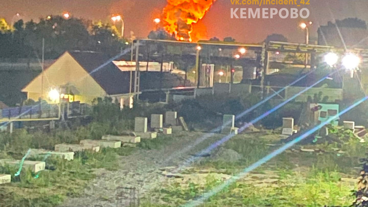 Очевидцы: на кузбасском химзаводе — вновь пожар. Огонь появился после нескольких хлопков