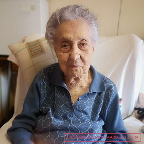 «Давайте наслаждаться жизнью вместе». Старейшим человеком на Земле стала 115-летняя испанка с аккаунтом в соцсетях