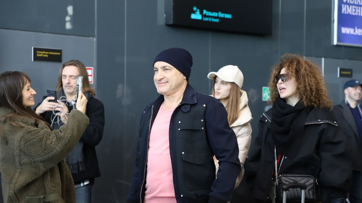 В Кузбасс прилетели звезды концерта «Ночь Юрия Гагарина»: фото и подробности встречи в аэропорту