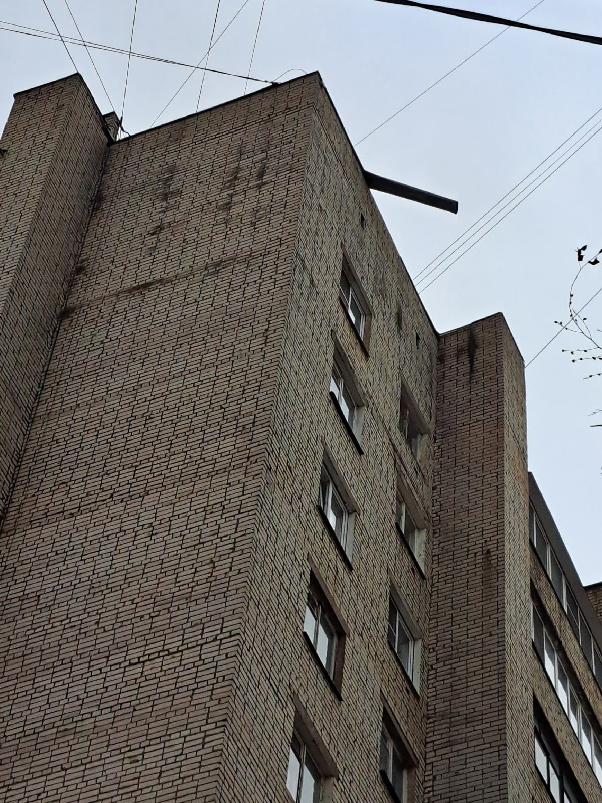 На Туманова, 12 в Ярославле что-то опасно свисает с крыши На Туманова, 12 в Ярославле что-то опасно свисает с крыши