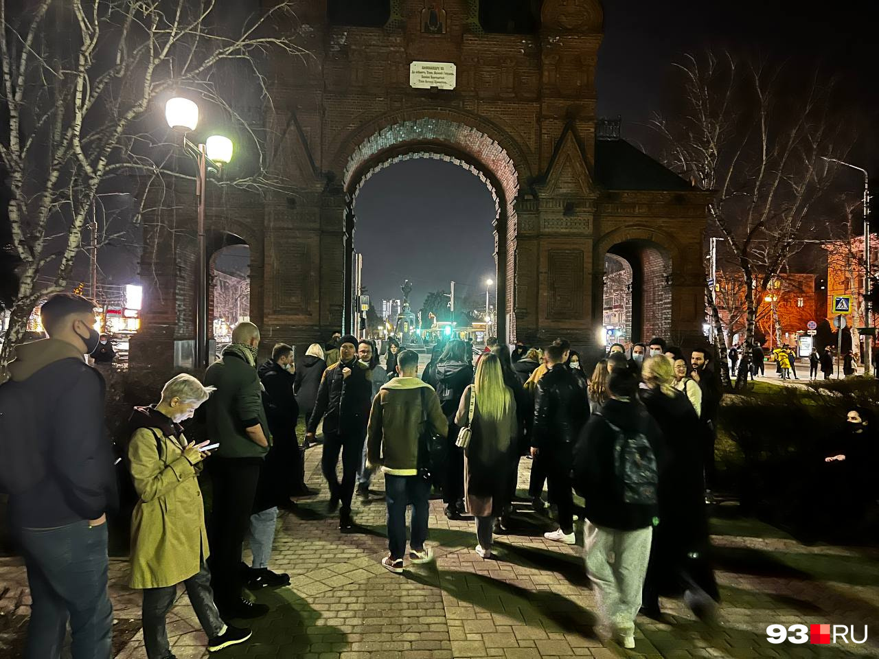 Часть протестующих всё же собралась возле Триумфальной арки Часть протестующих всё же собралась возле Триумфальной арки